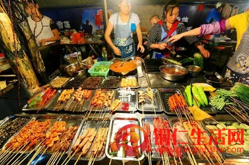 燒烤店緊急轉(zhuǎn)讓，有穩(wěn)定的客源，設施與手續(xù)齊全，接手即可盈利！